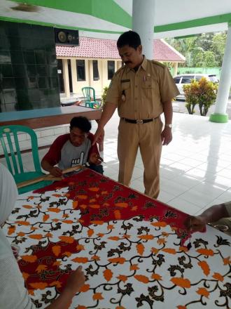Kegiatan membatik bersama warga Desa Mojosari